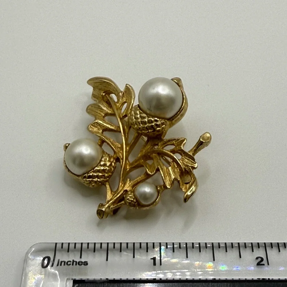 Avon Vintage Gold Tone Faux Pearl Acorn Oak Leaf Brooch Pin Pendant Loop